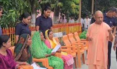 महिला की शिकायत पर सीएम योगी का एक्शन:जनता दरबार में लेखपाल-कानूनगो को निलंबित करने के दिए निर्देश