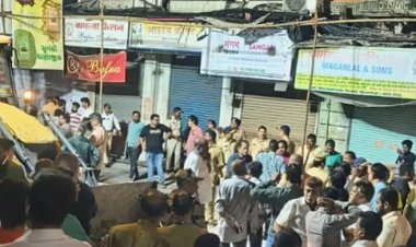 मुंबई में बड़ा हादसा: 22 फुट ऊंची गणेश प्रतिमा गिरने से दो लोगों की मौत, पांच घायल।