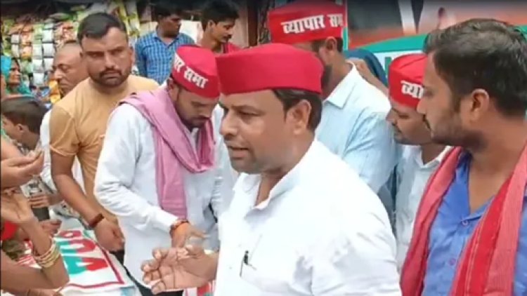 हरदोई में बढ़ती कीमतों के खिलाफ SP का अनोखा विरोध प्रदर्शन; SP नेता ने ₹20 प्रति किलो के भाव से चीनी बेची।